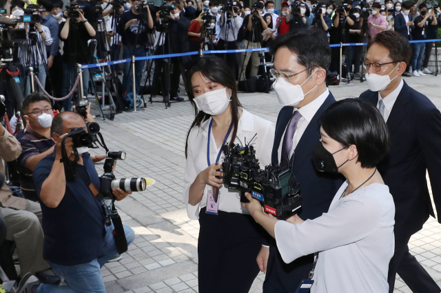 불법 경영 승계 의혹을 받는 이재용 삼성전자 부회장이 8일 오전 서초구 서울중앙지방법원에서 열린 영장실질심사(구속 전 피의자 심문)에 출석하고 있다. 연합뉴스