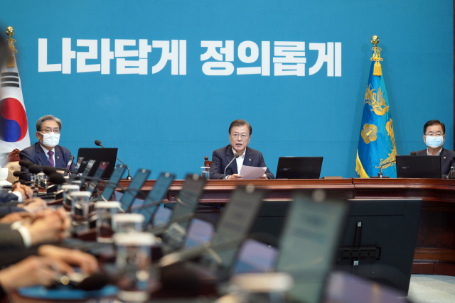 문재인 대통령이 지난 8일 청와대에서 수석·보좌관 회의를 주재하고 있다. 연합뉴스