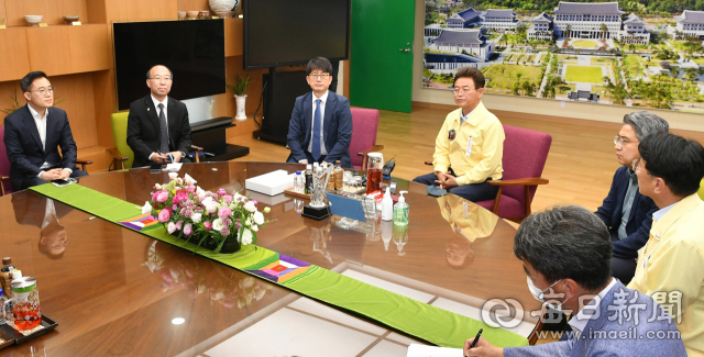 9일 대구경북 통합신공항 이전부지 선정위원회를 열기 전 의견 수렴을 위해 경북도청을 방문한 박재민(왼쪽 세 번째) 국방부 차관이 이철우 도지사와 면담을 하고 있다. 경북도 제공