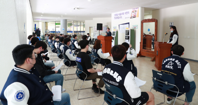 안동대 총학생회가 코로나19 극복과 대학 등록금 및 원룸 임대료 인하에 대한 대학 측의 대책 마련을 촉구하는 선언문을 발표했다. 안동대 제공