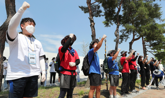 대구가톨릭대를 비롯한 5개 대학에서 시작한 등록금 반환을 위한 8일간의 200Km 국토 종주에 참가한 학생들이 10일 오후 세종시 정부세종청사 교육부 앞에 도착해 기자회견을 하며 구호를 외치고 있다. 학생들은 지난 2일 코로나 사태로 침해당한 학습권 등을 등록금 일부 반환으로 보상하라며 교육부를 향해 도보 행진에 나섰다. 연합뉴스