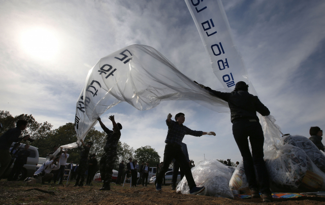 2016년 4월 2일 경기도 파주시 접경지역에서 자유북한운동연합 등 탈북자 단체들이 대북 전단을 날리는 모습. 연합뉴스