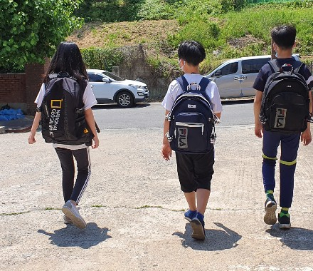 구미국가산업단지 내 LG디스플레이㈜는 구미지역 저소득가정의 중학교 신입생 100명에게 