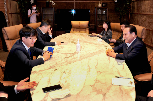 김영만 군위군수와 박재민 국방부 차관은 10일 대구 인터불고호텔에서 대구경북 통합신공항 이전지 선정과 관련한 면담을 가졌다. 군위군 제공