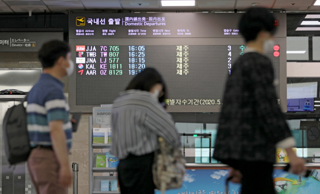 대구공항을 찾은 시민들이 국내선 비행기에 탑승하기 위해 수속장으로 이동하고 있다. 김영진 기자 kyjmaeil@imaeil.com