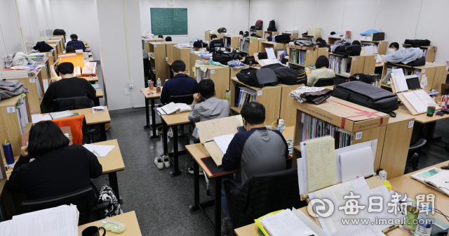 대구 중구의 한 공무원 학원에서 수험생들이 공부를 하고 있다. 매일신문DB