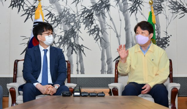 10일 오전 대구경북 통합신공항 이전부지 선정위원회를 열기 전 의겸 수렴을 위해 대구시청을 방문한 박재민 국방부 차관이 권영진 대구시장과 면담을 하고 있다. 대구시 제공