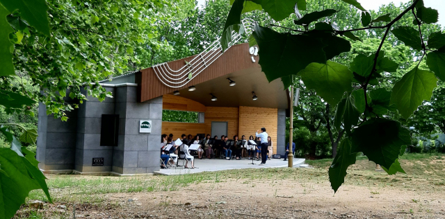 경상북도환경연수원 에코그린합창단이 연습을 하고 있다. 경상북도환경연수원 제공