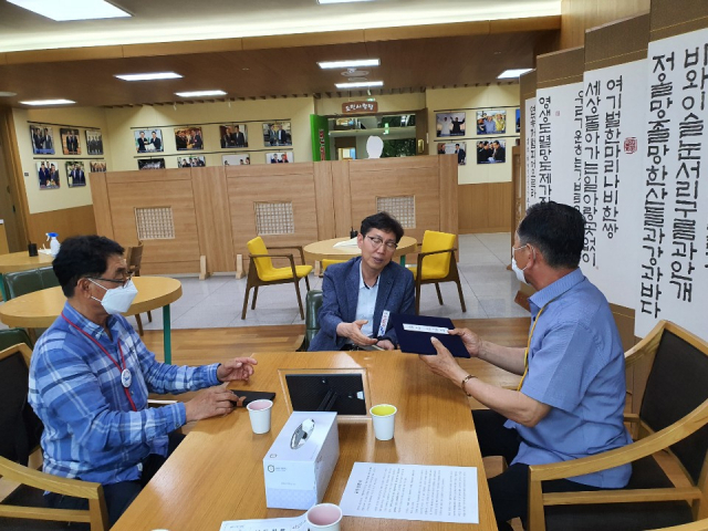 군위군통합신공항추진위원회가 12일 경북도청을 찾아 경북도지사의 