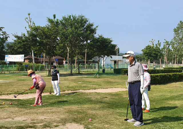 9일 대구 북구의 한 구장에서 파크골프를 즐기는 어르신들의 모습. 신중언 기자