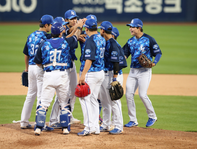 14일 대구삼성라이온즈파크에서 열린 삼성라이온즈와 kt위즈의 홈 3차전에서 삼성 선수들이 승리 후 마운드에 올라 위닝 시리즈를 자축하고 있다. 삼성라이온즈 제공