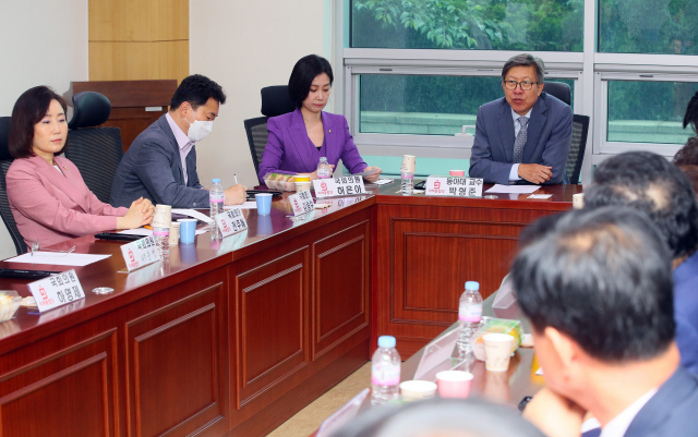 10일 국회에서 열린 미래통합당 초선의원 공부모임 명불허전에서 의원들이 박형준 미래통합당 전 선거대책위원장(가운데)의 