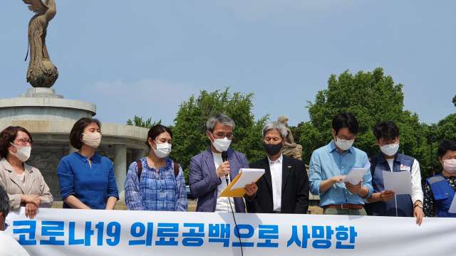 16일 오후 2시쯤 청와대 앞에서 정유엽 군의 아버지 정성재(53) 씨가 아들의 사망에 대한 진상을 밝혀주길 호소하고 있다. 신중언 기자