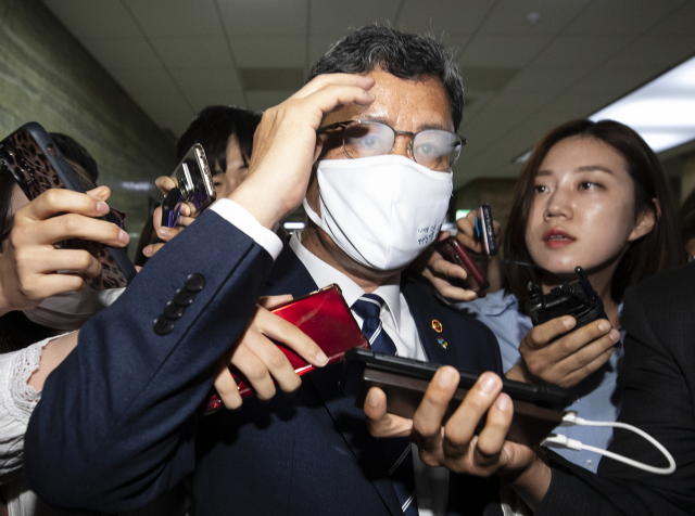 김연철 통일부 장관이 개성공단 지역에서 폭음과 연기가 관측된 것과 관련해 16일 오후 국회 외교통일위원회 회의장을 나서며 취재진의 질문을 받고 있다. 연합뉴스