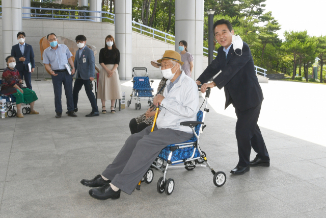 김문오 달성군수가 16일 저소득계층 어르신들에게 보행보조기를 전달하고 성능을 설명하고 있다. 달성군 제공