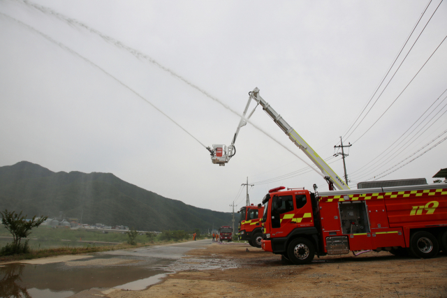 경북소방본부가 17일 의성군 119종합정비센터에서 도내 소방관서 현장지휘팀장들을 대상으로 올해 신규 도입된 고성능 화학차량(7대)의 방수능력을 시연하고 있다. 고성능 화학차는 소화용수 1만ℓ, 포 소화약제 1천ℓ, 할로겐화합물 소화약제 300kg이 탑재하고 분당 6천ℓ의 물을 방수할 수 있다. 박영채 기자 pyc@imaeil.com·경북소방본부 제공