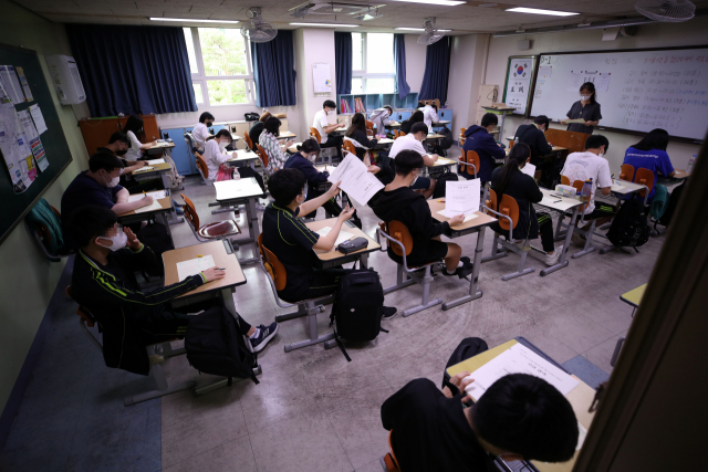 한국교육과정평가원이 주관하는 대학수학능력시험 모의평가가 시행된 18일 오전 서울 상암고등학교에서 학생들이 시험을 준비하고 있다. 연합뉴스