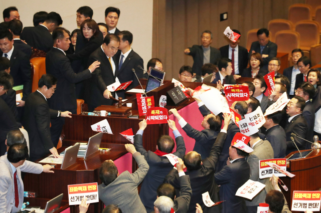 지난해 12월 27일 20대 국회 본회의장에서 당시 문희상 국회의장이 당시 자유한국당 의원들의 항의를 받으며 의장석에서 의사봉을 두드리고 있다. 연합뉴스