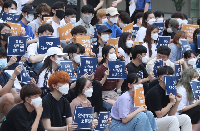 18일 오후 서울 서대문구 연세대학교 학생회관 앞에서 열린 연세인 총궐기 집회에서 학생들이 학교에 신종 코로나바이러스 감염증(코로나19) 사태에 따른 성적평가제도 개선, 등록금 반환 등을 요구하는 내용이 적힌 손피켓을 들고 있다. 연합뉴스