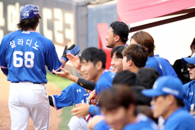 삼성라이온즈 외국인타자 타일러 살라디노가 20일 광주에서 기아타이거즈와의 원정 2차전 경기에서 득점을하고 복귀하고 있다. 삼성라이온즈 제공