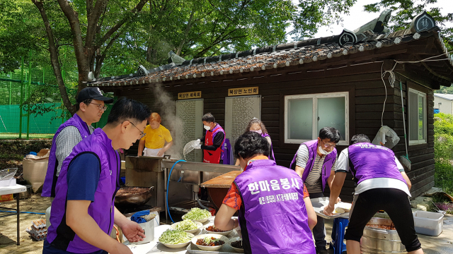 경남 거창군 북상면에서 한마음봉사단 회원들이 마을 주민에게 제공할 자장면을 준비하고 있다. 북상면 제공