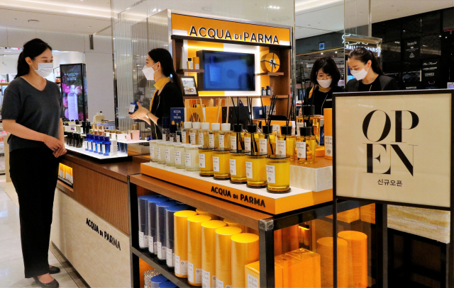 대구 신세계백화점에 신규 오픈한 프리미엄 향수 브랜드 아쿠아디파르마(ACQUA DI PARMA)는 이탈리아 지중해 휴양지를 느낄 수 있는 제품을 판매한다. 인기 상품으로는 