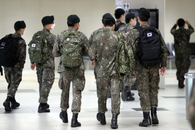 지난달 대구 동대구역복합환승센터에서 육군 50사단 장병들이 휴가에 나서고 있다. 연합뉴스