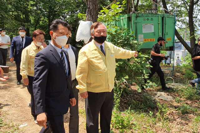 이재강 경기도 평화부지사(오른쪽)가 17일 경기도 포천시의 이민복 대북풍선단장의 자택에서 대북전단 관련 물품 반출 금지를 알리는 행정명령을 집행하고 있다. 연합뉴스