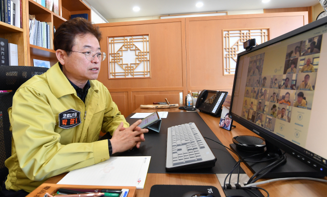 이철우 경북도지사가 23일 화상으로 진행된 확대간부회의에서 통합신공항 이전부지 선정 문제에 대한 해결 의지를 밝히고 있다. 경북도 제공