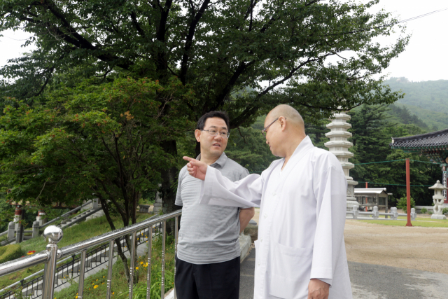 강원 고성군 화암사에 사흘째 머무는 미래통합당 주호영 원내대표가 24일 오전 경내에서 웅산주지스님과 대화를 나누고 있다. 연합뉴스