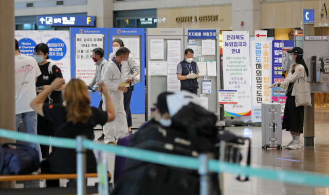 코로나19 신규 확진자 46명 중 해외 유입 확진자가 30명으로 집계된 23일 오후 해외 입국자들이 버스를 타기 위해 대기하고 있다. 연합뉴스