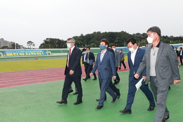 이철우 경북도지사와 김학동 예천군수 등 아시아 주니어 육상경기선수권대회 관계자들이 대회가 열릴 예천공설운동장을 둘러보고 있다. 예천군 제공