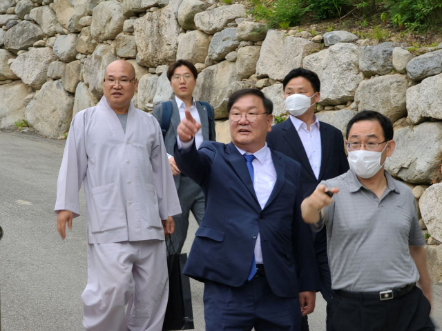 23일 오후 더불어민주당 김태년 원내대표가 강원도 고성 화암사를 찾아가 미래통합당 주호영 원내대표와 경내를 걸으며 대화하고 있다. 연합뉴스