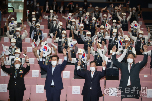 6·25전쟁 70주년 행사를 맞아 지역 국가유공자들과 이강덕 포항시장 등 내빈들이 호국선열의 뜻을 기리는 만세삼창을 외치고 있다. 포항시 제공