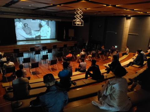 제주4·3평화공원 내 전시실. 영상을 보는 관광객들이 양팔 간격을 유지하고 있다. 전종훈 기자