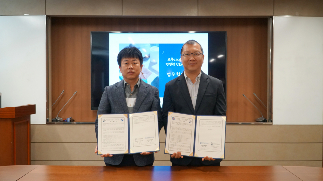 한국로봇산업진흥원 우종운 인증평가사업단장과 계명대 김범준(오른쪽) 산학인재원장이 지난 26일 로봇디자인 분야 협력을 위한 업무협약을 체결했다. 계명대 산학인재원 제공