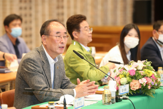 이철우 경북도지사·장세용 구미시장 등이 구미시청 강당에서 열린 리쇼어링 기업 지원을 위한 기업인 간담회에서 해외진출 기업 대표들의 의견을 듣고 있다. 구미시 제공