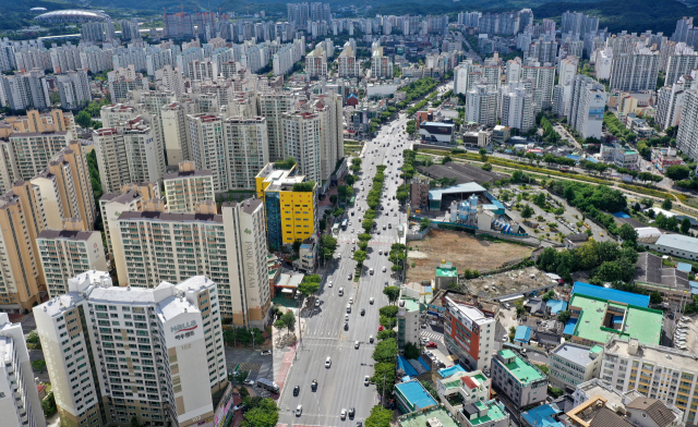 대구 수성구와 경북 경산시가 생활권 경계를 허무는 통합경제권 조성 프로젝트를 함께 추진한다. 30일 오후 대구 수성구와 경북 경산을 잇는 달구벌대로 상공에서 바라본 대구와 경산 경계지점 모습. 김영진 기자 kyjmaeil@imaeil.com