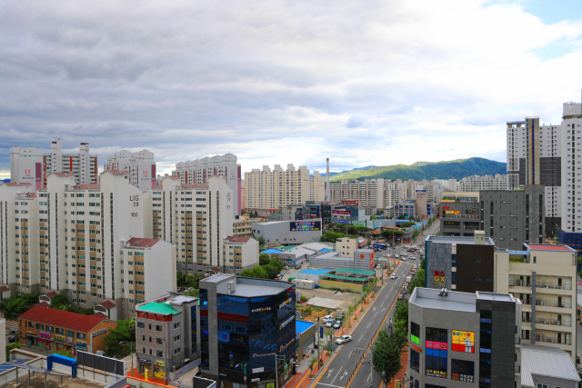 대구 수성구와 경산시가 7월 중 통합경제권 구상용역에 착수한다. 대구 수성구 사월동 일대에서 바라본 경산 정평동 일대 전경.