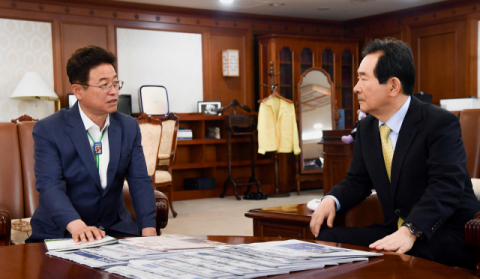 지난 7월 1일 국무총리실에서 대구경북 통합신공항 이전부지 선정 등 지역 현안과 관련해 대화를 나누는 정세균 국무총리와 이철우 경북도지사. 경북도 제공