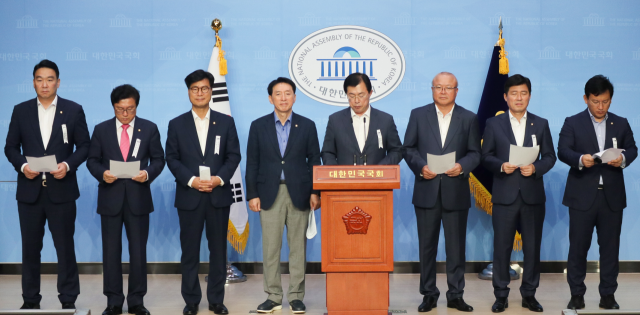 경북지역 국회의원들이 2일 국회에서 대구·경북 통합신공항 이전 부지 선정을 촉구했다. 홍준표 기자