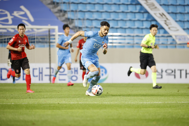 돌파하는 대구FC 용병 공격수 세징야