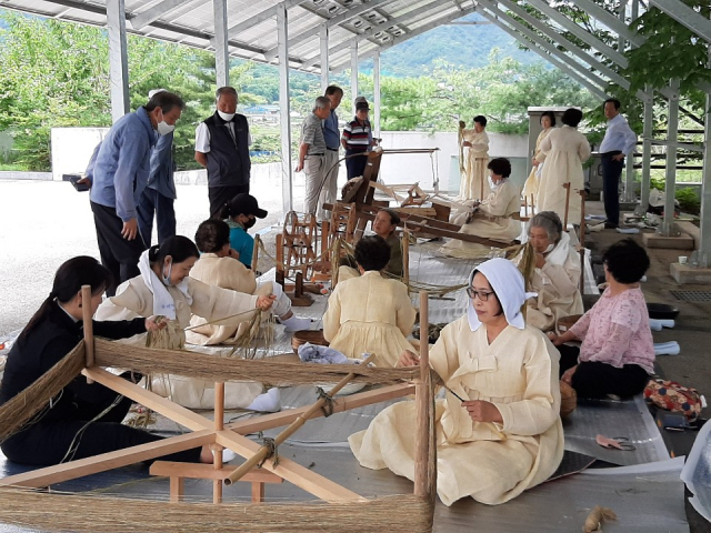 거창삼배길쌈보존회 회원들이 삼배길쌈 공개행사를 하고 있다. 거창전수관 제공