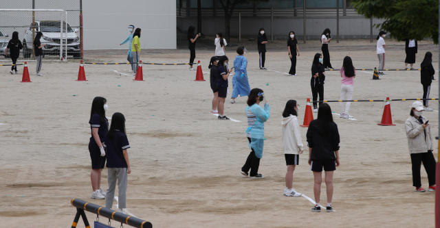 3일 오전 코로나19 확진자가 발생한 대구 남산고등학교에서 학생들이 운동장에 마련된 선별진료소에서 검사를 받기 위해 차례를 기다리고 있다. 김영진 기자 kyjmaeil@imaeil.com