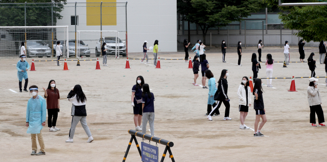 지난 3일 오전 코로나19 확진자가 발생한 대구 남산고등학교에서 학생들이 운동장에 마련된 선별진료소에서 검사를 받기 위해 차례를 기다리고 있다. 김영진 기자 kyjmaeil@imaeil.com