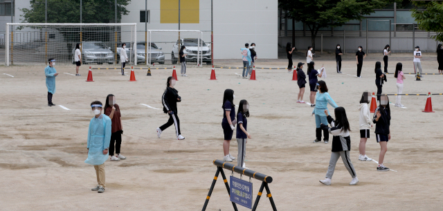 3일 오전 코로나19 확진자가 발생한 대구 남산고등학교에서 학생들이 운동장에 마련된 선별진료에서 검사를 받기 위해 차례를 기다리고 있다. 김영진 기자 kyjmaeil@imaeil.com