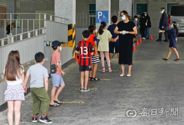 지난 3일 오전 대구 달성군 유가초등학교 학생들이 코로나19 진단 검사를 받기 위해 차례를 기다리고 있다. 매일신문 DB