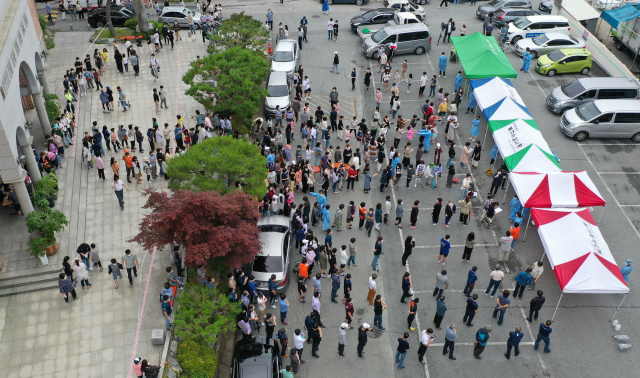 3일 오후 광주 북구 일곡중앙교회 마당에 마련된 선별진료소에서 신도들이 신종 코로나바이러스 감염증(코로나19) 검사를 기다리고 있다. 지난달 27∼28일 이 교회 예배에 참석한 800여명 가운데 2명이 코로나19 확진 판정을 받았다. 연합뉴스