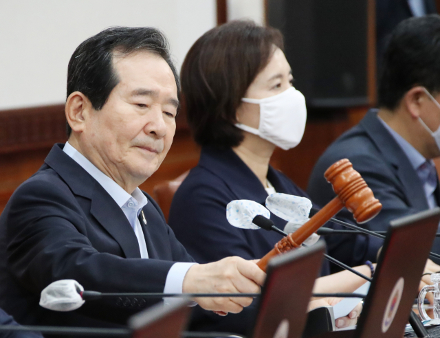 정세균 국무총리가 4일 정부서울청사에서 열린 임시 국무회의에서 개회를 하고 있다. 연합뉴스