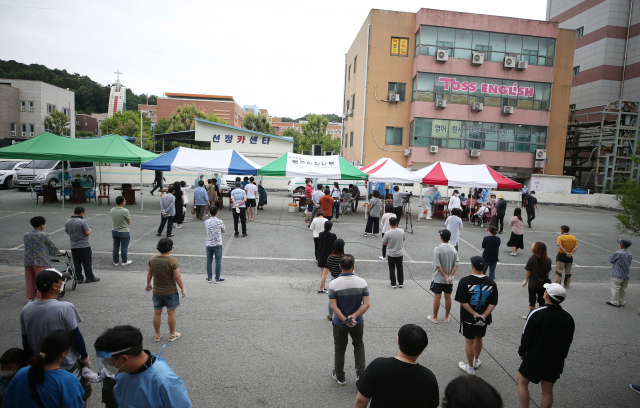 4일 오전 광주 북구 일곡중앙교회 주차장에 마련된 선별진료소에서 교인들이 신종 코로나바이러스 감염증(코로나19) 검사를 받고 있다. 지난달 27∼28일 이 교회 예배에 참석한 800여명 가운데 5명이 코로나19 확진 판정을 받았다. 연합뉴스